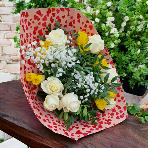 Duo de jonquilles et roses blanches